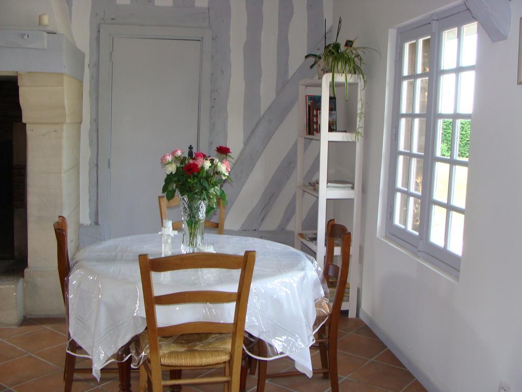 Le Vieux Castel Bed & Breakfast Goustranville Exterior foto
