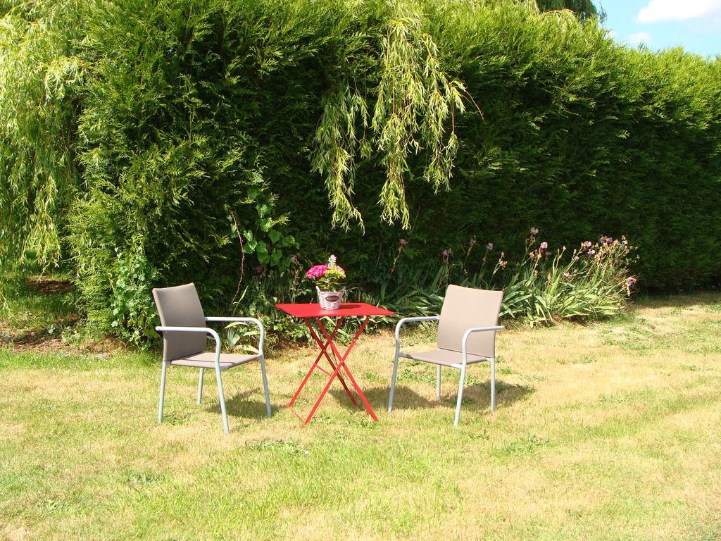 Le Vieux Castel Bed & Breakfast Goustranville Exterior foto
