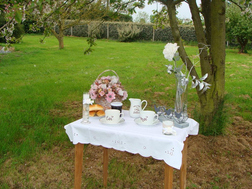 Le Vieux Castel Bed & Breakfast Goustranville Exterior foto