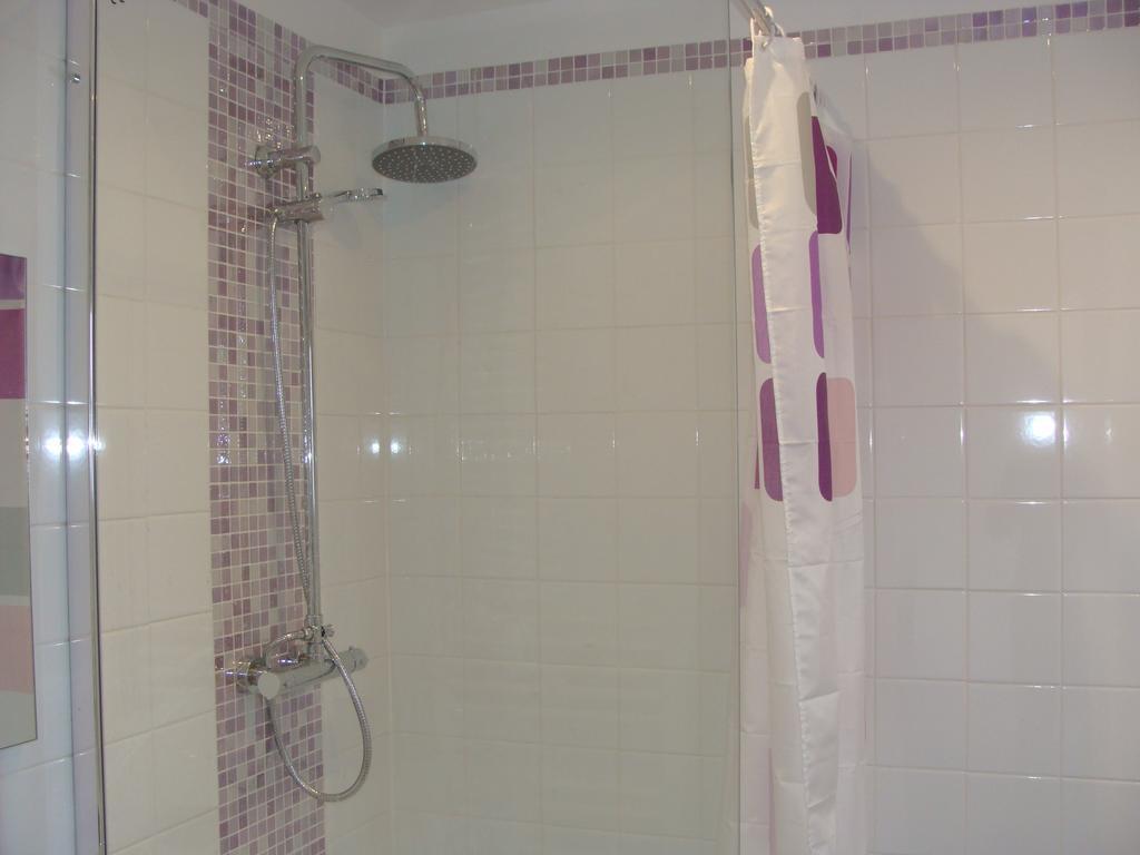 Le Vieux Castel Bed & Breakfast Goustranville Exterior foto